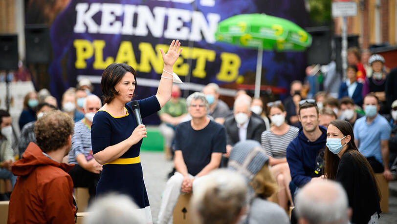 Annalena Baerbock im Juni bei einer Wahlkampfveranstaltung in Potsdam. Im Hintergrund: ein Ballon mit der Aufschrift "Es gibt keinen Planet B".