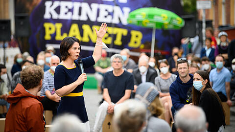 Annalena Baerbock im Juni bei einer Wahlkampfveranstaltung in Potsdam. Im Hintergrund: ein Ballon mit der Aufschrift "Es gibt keinen Planet B".