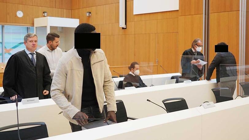Zwei der Angeklagten mit ihren Anwälten.