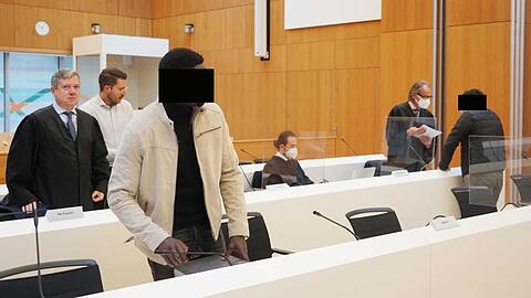Zwei der Angeklagten mit ihren Anwälten.