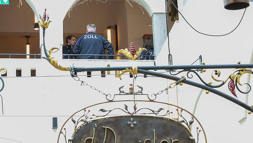 Auch das noch: Zollkontrolle im Donisl – am Mittwochnachmittag filzen Beamte das Traditionslokal am Marienplatz.