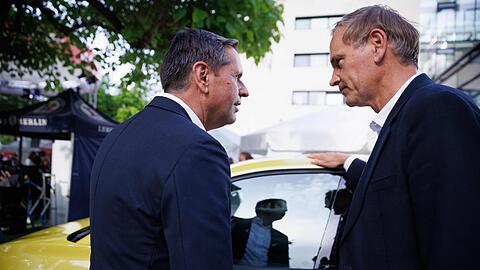 Ministerpr&auml;sident Olaf Lies (l.) spricht mit VW-Chef Oliver Blume. Niedersachsen ist zweitgr&ouml;&szlig;ter Anteilseigner des Konzerns, Lies sitzt f&uuml;r das Land im Aufsichtsrat. (Archivbild)