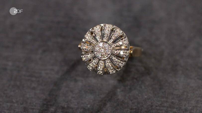 "Glitzer, Glitzer, Glitzer", beschrieb Lichter den strahlenden Cocktail-Ring, den Heide Rezepa-Zabel als Schmuck aus den 1960er-Jahren an Op-Art erinnerte. Der Wunschpreis für den Ring aus 585er Gelbgold und Diamanten (Carat 0,36) lag bei 700 Euro. Die Expertin taxierte 1.000 bis 1.200 Euro. Anaisio Guedes zahlte sogar 1.350 Euro. "Glitzer, Glitzer, Glitzer", beschrieb Lichter den strahlenden Cocktail-Ring, den Heide Rezepa-Zabel als Schmuck aus den 1960er-Jahren an Op-Art erinnerte. Der Wunschpreis für den Ring aus 585er Gelbgold und Diamanten (Carat 0,36) lag bei 700 Euro. Die Expertin taxierte 1.000 bis 1.200 Euro. Anaisio Guedes zahlte sogar 1.350 Euro.