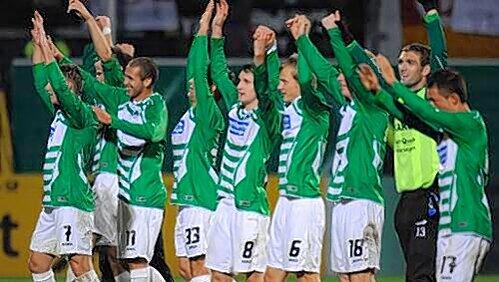 Die Hände zum Himmel: Das Fürther Kampf-Kollektiv feiert den Einzug ins Pokal-Viertelfinale. Die Hände zum Himmel: Das Fürther Kampf-Kollektiv feiert den Einzug ins Pokal-Viertelfinale.