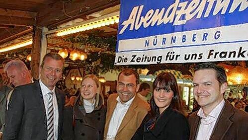 Spitzen-Gespräche am AZ-Stammtisch (v. l.): OB Ulrich Maly, CSU-Medienfrau Alexandra Voigt, Kämmerer Harald Riedel, CSU-Medienfrau Tanja Sterian, Tobias Schmidt (Assistent des CSU-Bundestagsabgeordneten Michael Frieser). Spitzen-Gespräche am AZ-Stammtisch (v. l.): OB Ulrich Maly, CSU-Medienfrau Alexandra Voigt, Kämmerer Harald Riedel, CSU-Medienfrau Tanja Sterian, Tobias Schmidt (Assistent des CSU-Bundestagsabgeordneten Michael Frieser).