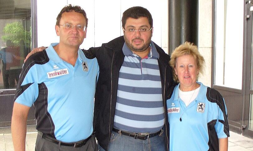 Treffen im Mannschaftshotel: Löwen-Investor Hasan Ismaik sucht die Nähe zu den Fans.