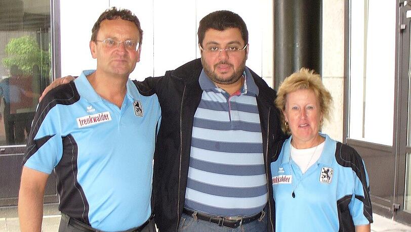 Treffen im Mannschaftshotel: Löwen-Investor Hasan Ismaik sucht die Nähe zu den Fans. Treffen im Mannschaftshotel: Löwen-Investor Hasan Ismaik sucht die Nähe zu den Fans.