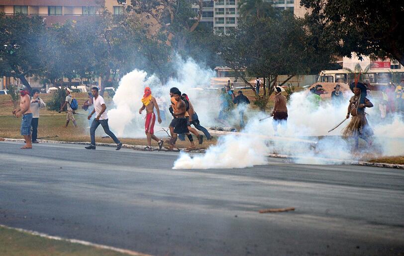 Straßenschlachten zwischen Ureinwohnern und gepanzerten Polizeieinheiten in Brasília: Die irren Bilder.