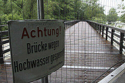 Nicht nur in München tritt die Isar bei Hochwasser über die Ufer. Das bekamen jetzt zwei junge Männer in Plattling zu spüren. (Archivbild)