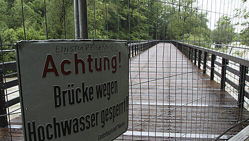 Nicht nur in München tritt die Isar bei Hochwasser über die Ufer. Das bekamen jetzt zwei junge Männer in Plattling zu spüren. (Archivbild) Nicht nur in München tritt die Isar bei Hochwasser über die Ufer. Das bekamen jetzt zwei junge Männer in Plattling zu spüren. (Archivbild)