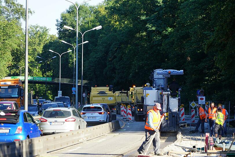 Seit Montagfrüh ist der Isarring Richtung Schwabing auf eine Spur verengt. Und schon bricht im Berufsverkehr das Stau-Chaos aus. Die Bilder vom Mega-Stau.