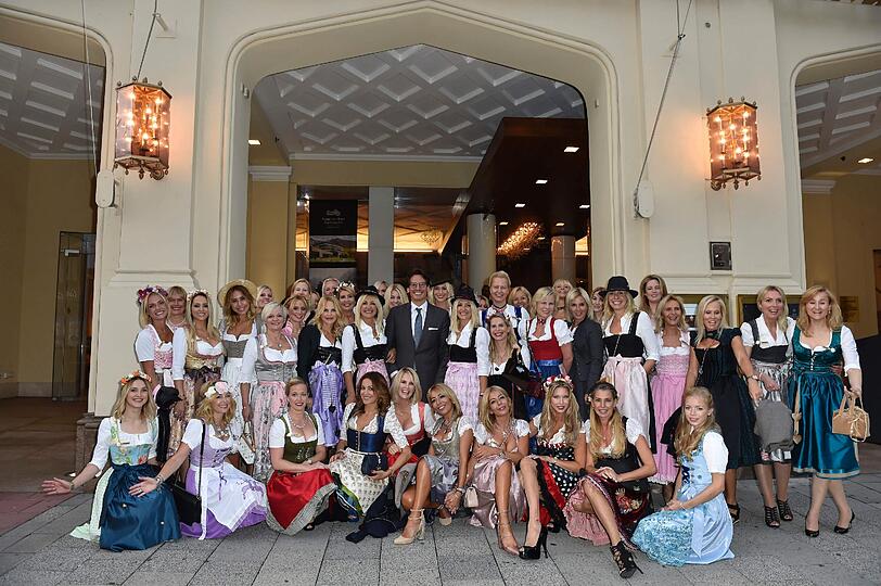 Geballte Blondinen-Power im Käfer-Zelt: Am Mittwochabend feierten Monica Ivancan, Giulia Siegel, Sonja Kiefer, Maria Vidal, Aysen Bitzer, Annette Zierer und Sabine Piller mit Hairstylistin Ayse Auth. Die schönsten Bilder sehen Sie hier.