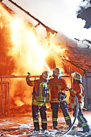 Die Feuerwehr musste bei minus elf Grad gegen die Flammen ankämpfen. Die Bilder vom Einsatz.
