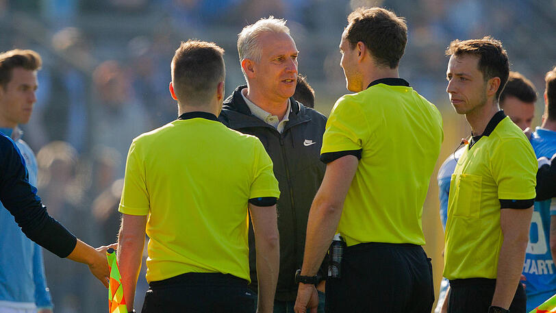 Gesprächsbedarf: Meppen-Trainer Christian Neidhart (Mi.) nach dem Spiel beim TSV 1860.