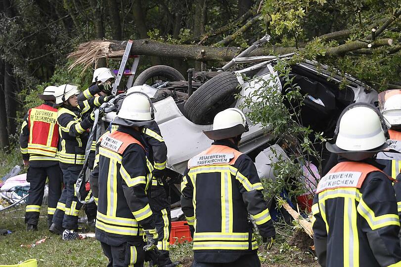 Bei dem Unfall sind mindestens ein Erwachsener und ein Kind um Leben gekommen.