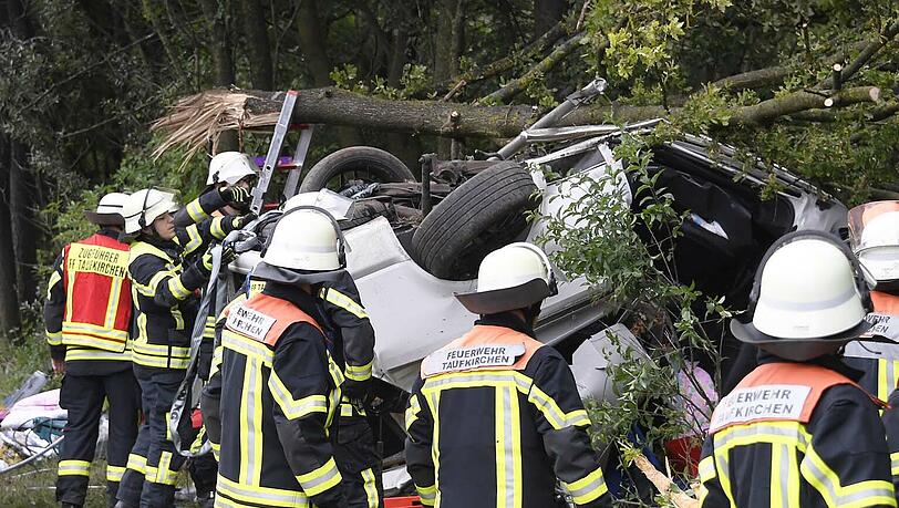 Bei dem Unfall sind mindestens ein Erwachsener und ein Kind um Leben gekommen. Bei dem Unfall sind mindestens ein Erwachsener und ein Kind um Leben gekommen.