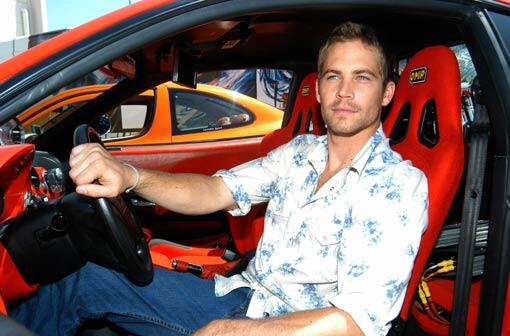 Paul Walker posiert in einem Sportwagen. Jett starb der Hollywood-Star bei einem Verkehrsunfall.