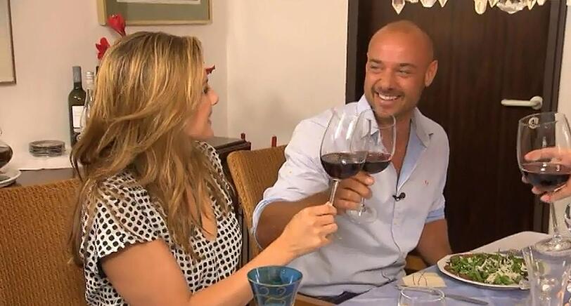 Daniela und Christian prosten sich im Haus von Danielas Mutter zu.