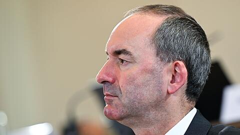 Hubert Aiwanger, Bundesvorsitzender der Freien Wähler, nimmt im bayerischen Landtag an einer Sondersitzung teil.