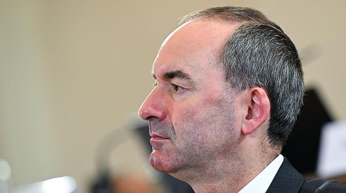 Hubert Aiwanger, Bundesvorsitzender der Freien Wähler, nimmt an einer Sondersitzung im Bayerischen Landtag teil.