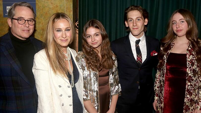 Bei einer Broadway Opening Night 2022 in New York City (v.l.): Matthew Broderick, Sarah Jessica Parker, Tabitha, James Wilkie und Marion Broderick.