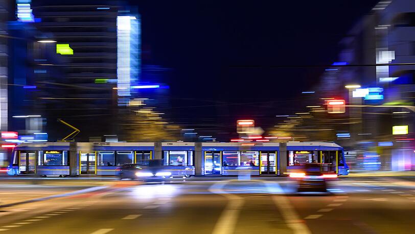 Aufgrund der hohen Spritpreise fahren mehr Menschen mit dem &Ouml;PNV - doch die Verkehrsunternehmen k&ouml;nnen den Bedarf kaum bedienen. (Symbolbild)