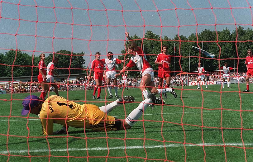 Thomas Schwechheimer trifft in der 1. Pokalrunde 1990/91 für den FV 09 Weinheim gegen den FC Bayern.