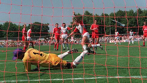 Thomas Schwechheimer trifft in der 1. Pokalrunde 1990/91 für den FV 09 Weinheim gegen den FC Bayern.