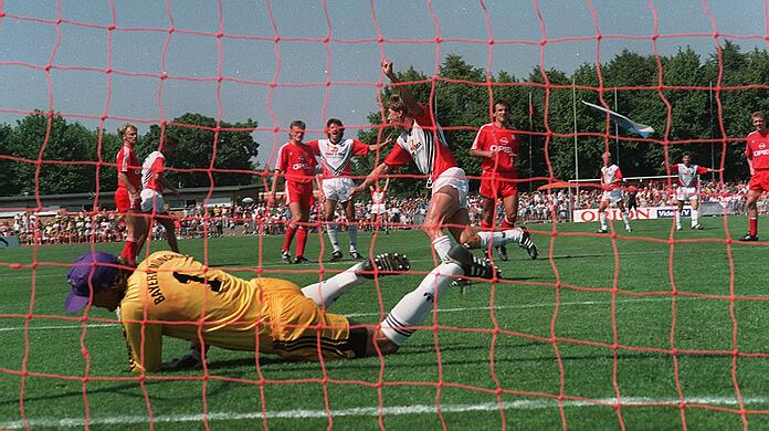 Thomas Schwechheimer trifft in der 1. Pokalrunde 1990/91 für den FV 09 Weinheim gegen den FC Bayern.