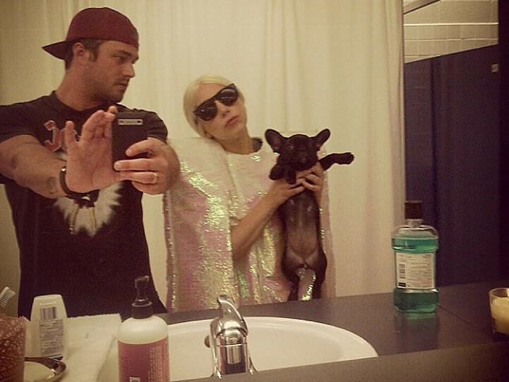 Spiegel-Selfie von Lady Gaga mit Hund Asia und Freund Taylor Kinney
