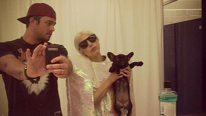 Spiegel-Selfie von Lady Gaga mit Hund Asia und Freund Taylor Kinney Spiegel-Selfie von Lady Gaga mit Hund Asia und Freund Taylor Kinney