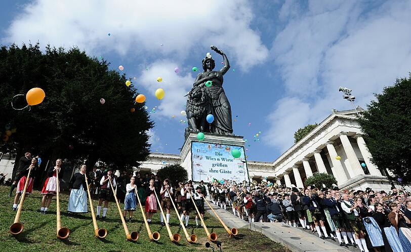 Perfektes Wiesn-Wetter für das Standkonzert: Seit 1985 versammeln sich die Musikkapellen aller Oktoberfestzelte am mittleren Wiesnsonntag zum Blasmusikkonzert auf den Stufen der Patrona Bavariae. Die Bilder.