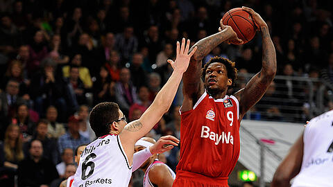Bayerns Deon Thompson nimmt Maß.