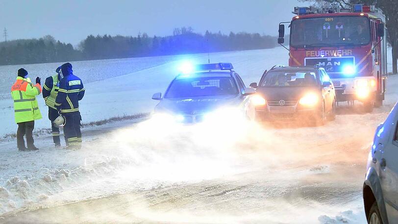 Auf der B13 bei Haimhausen (Lkr. Dachau) kollidierte am Mittwochmorgen ein Auto mit einem Lkw. Zwei Personen wurden verletzt, die B13 musste für mehrere Stunden gesperrt werden.