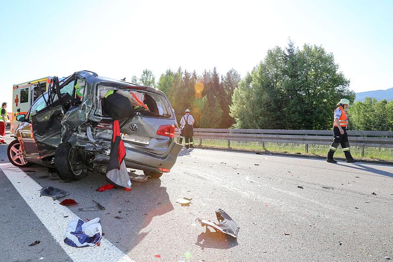 Der Autobahnabschnitt ist mit Schrott-Teilen übersät - die Bilder von der Unfallstelle auf der A95 Richtung Garmisch.