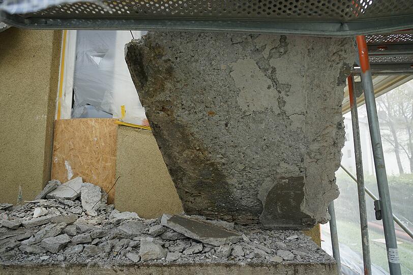 Der Arbeiter stürzte mit dem Balkon in die Tiefe.