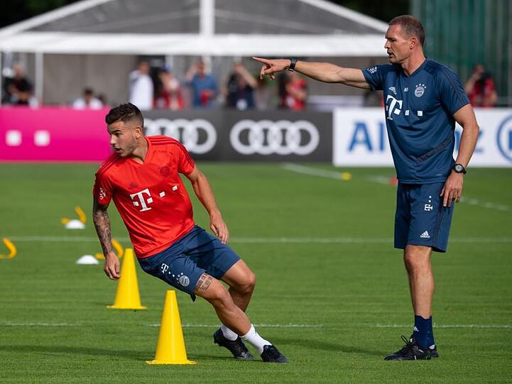 Fitnesscoach Holger Broich (r) beim Training mit Lucas Hernandez. Foto: Sven Hoppe/dpa/Archivbild
