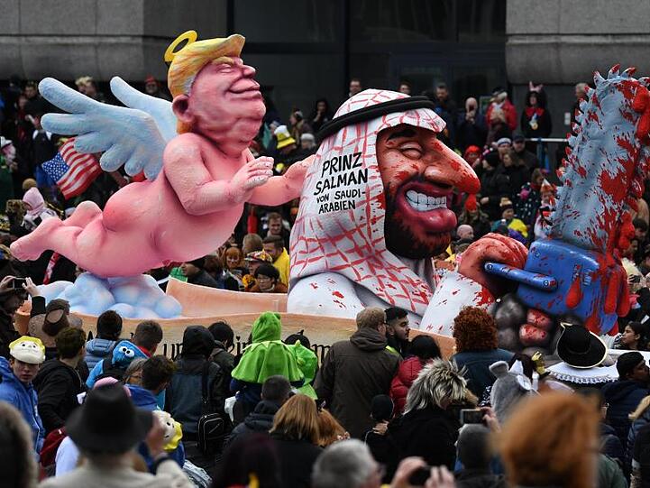 US-Präsident Donald Trump als "Schmutzengel" und Prinz Salman von Saudi Arabien auf den Straßen von Düsseldorf.