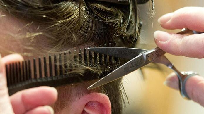 Beim Friseurbesuch gelten verschärfte Regeln. (Symbolbild)