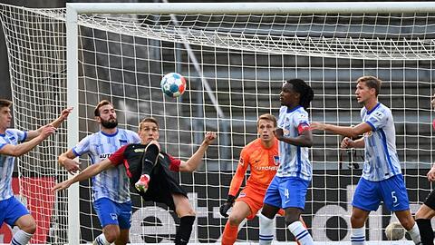 Freiburgs Nils Petersen (3.v.l.) erzielt per Fallrückzieher das Tor zur 1:2-Führung in Berlin - bereits das 30. Jokertor des Stürmers.