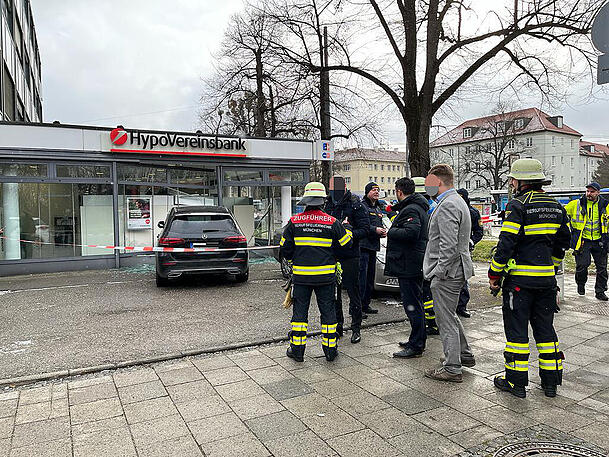 Am Freitag ist ein Mercedes in das Fenster einer Bank gefahren. Am Freitag ist ein Mercedes in das Fenster einer Bank gefahren.