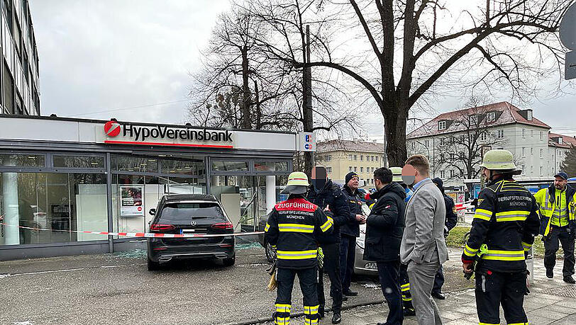 Am Freitag ist ein Mercedes in das Fenster einer Bank gefahren. Am Freitag ist ein Mercedes in das Fenster einer Bank gefahren.