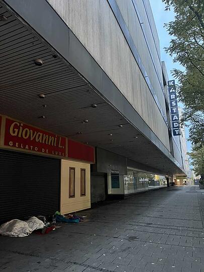 Obdachlose schlafen am alten Karstadt in der Schützenstraße.