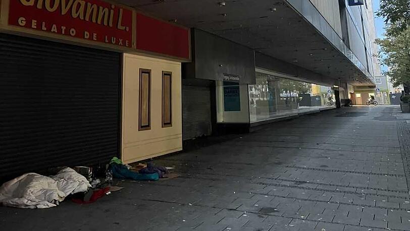 Obdachlose schlafen am alten Karstadt in der Schützenstraße. Obdachlose schlafen am alten Karstadt in der Schützenstraße.