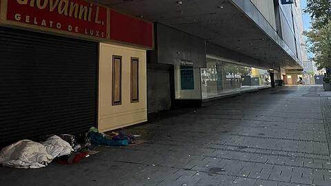 Obdachlose schlafen am alten Karstadt in der Schützenstraße.