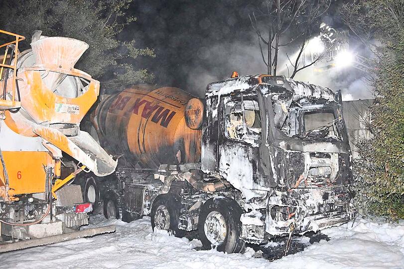 Insgesamt waren etwa 50 Feuerwehrleute im Einsatz.
