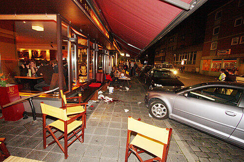 Der Audi (re.) erwischte an dem Samstagabend zwei Außen-Tische, an denen Gäste der &bdquo;Stockholm Bar&ldquo; saßen. Fünf Männer und drei Frauen wurden verletzt.