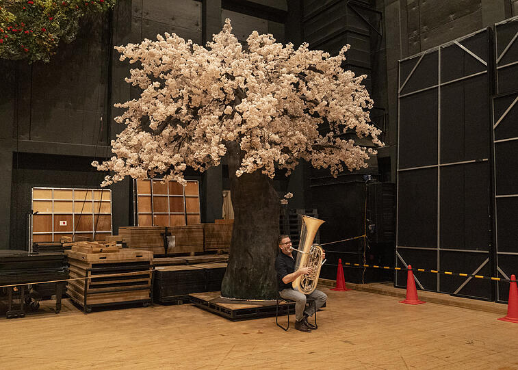 Der Konzertsaal in Osaka wird auch als Opernhaus genutzt. Hier der Tubist Stefan Tischler vor einem Baum aus "Madame Butterfly".