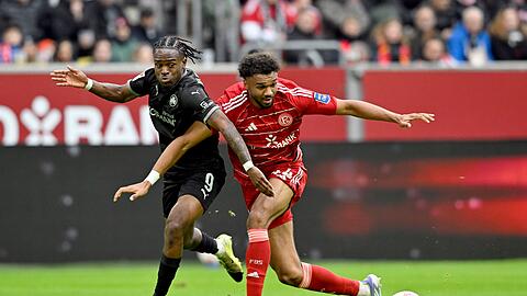 Zweikampf zwischen F&uuml;rths Noel Futkeu (links) und Fortunas Elias Egouli.