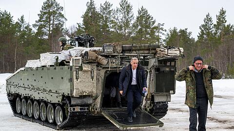 Kanzler Merz und Kanadas Premier gemeinsam bei der &Uuml;bung "Cold Response".